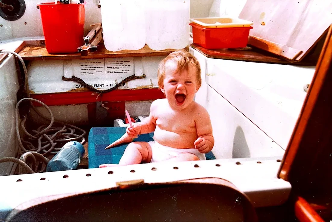 Claire petite, sur un bateau, en éclat de rire