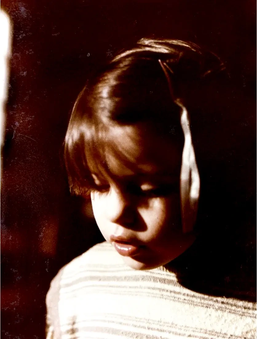Claire enfant, regard baissé, ton sépia